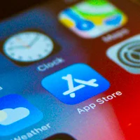 red arrow hitting blue sales target